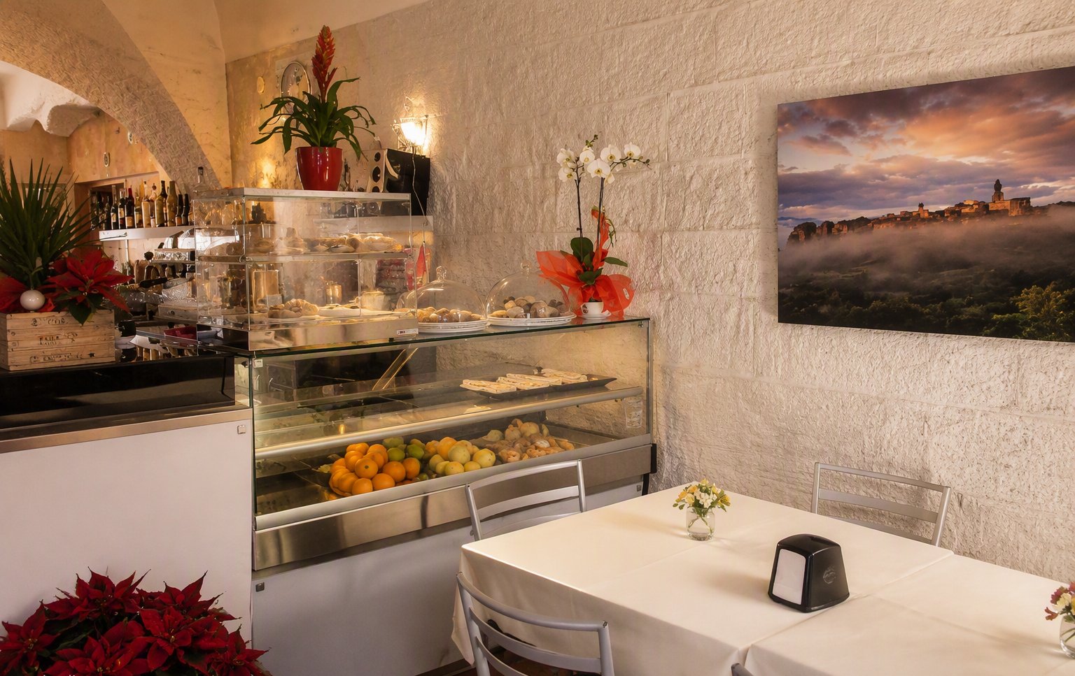 Il banco e la vetrina del ristorante